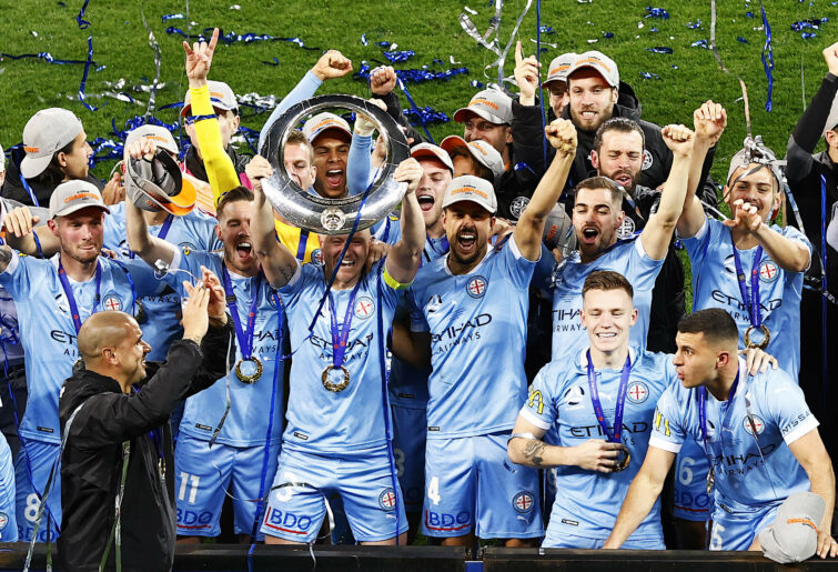 Scott Galloway (C) de Melbourne City tient le trophée et célèbre avec les fans après avoir remporté la grande finale de la A-League