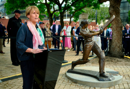 Which Aussie sportswomen should be immortalised with statues?