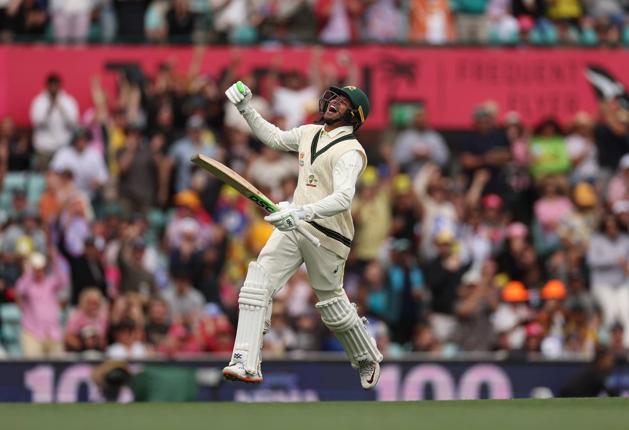 SYDNEY, AUSTRALIA - 05 JANUARI: Usman Khawaja dari Australia merayakan abadnya pada hari kedua pertandingan Tes Kedua dalam seri antara Australia dan Afrika Selatan di Sydney Cricket Ground pada 05 Januari 2023 di Sydney, Australia.  (Foto oleh Cameron Spencer/Getty Images)