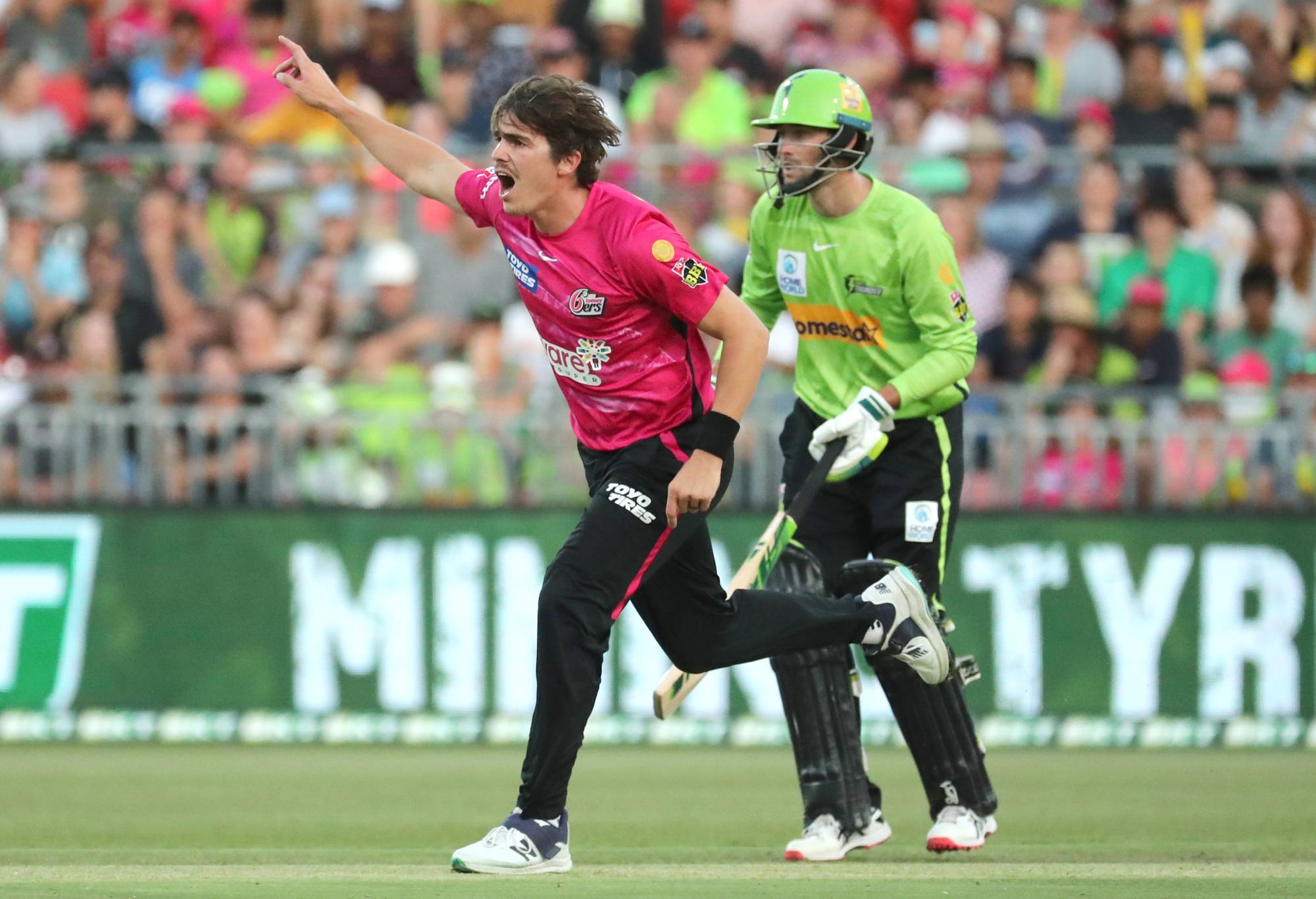 SYDNEY, AUSTRALIA - JANUARY 08: Sean Abbott of the Sixers appeals during the Men's Big Bash League match between the Sydney Thunder and the Sydney Sixers at Sydney Showground Stadium, on January 08, 2023, in Sydney, Australia. (Photo by Jeremy Ng/Getty Images)