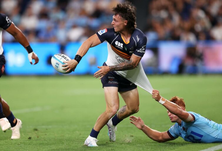 Corey Toole of the Brumbies passes