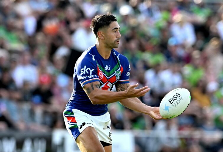 BRISBANE, AUSTRALIA - APRIL 30: Shaun Johnson of the Warriors passes the ball during the round eight NRL match between the New Zealand Warriors and the Canberra Raiders at Moreton Daily Stadium, on April 30, 2022, in Brisbane, Australia. (Photo by Bradley Kanaris/Getty Images)