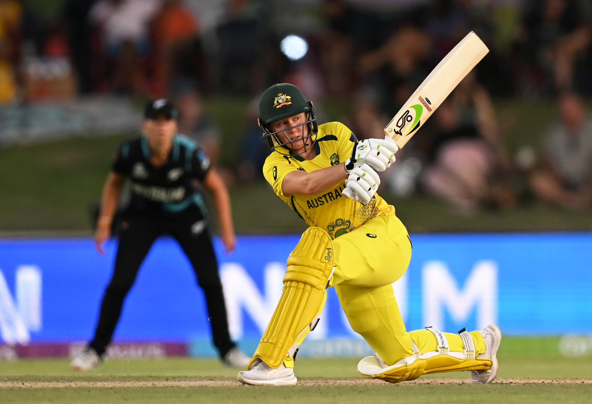 Healy memalu Kiwi saat Australia membuka pertahanan Piala Dunia T20 dengan cara yang dominan