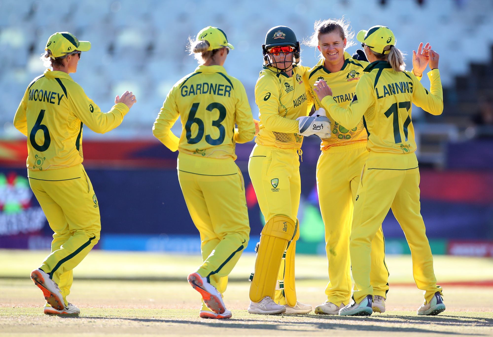Orang Australia lolos ke final T20 setelah bintang India yang aneh habis