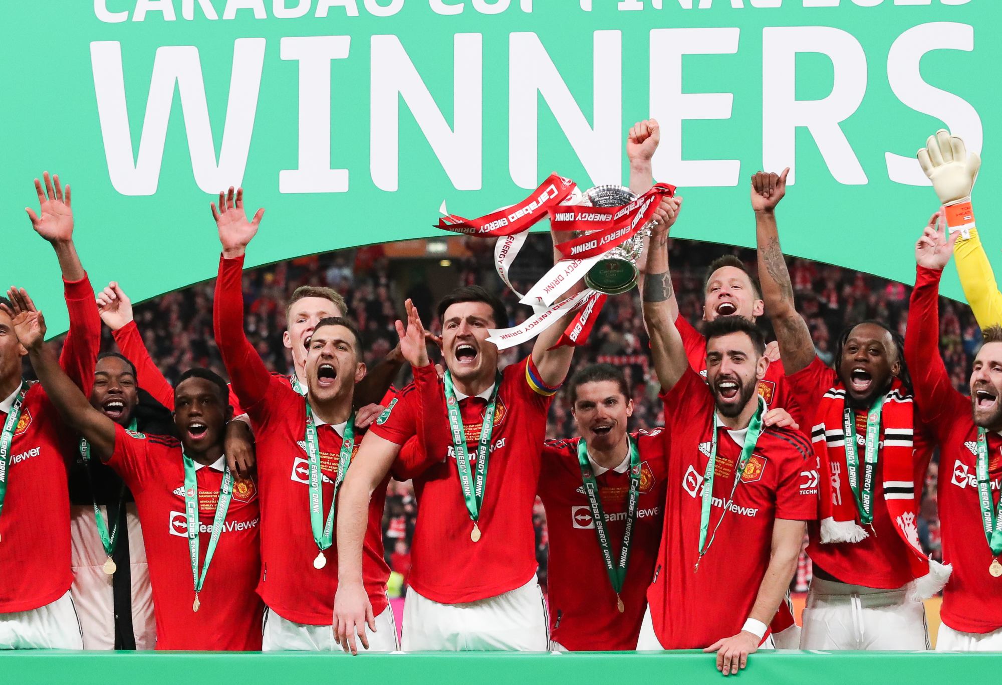 LONDON, ENGLAND - FEBRUARY 26: Manchester United players lift the Carabao Cup trophy after the Carabao Cup Final match between Manchester United and Newcastle United at Wembley Stadium on February 26, 2023 in London, England. (Photo by James Gill - Danehouse/Getty Images)