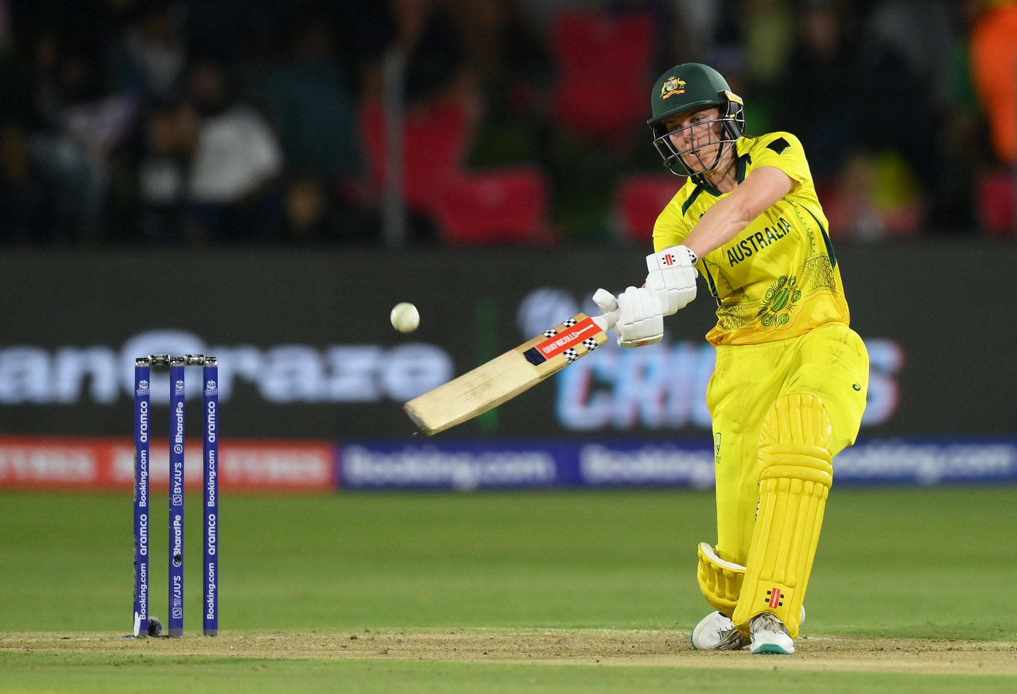 McGrath klub cepat 50 saat Australia mengamankan tempat semifinal Piala Dunia T20 dengan kemenangan atas Proteas