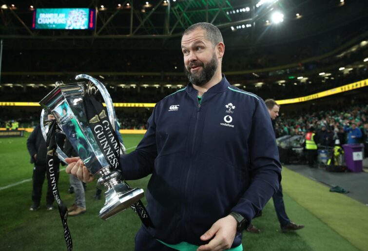 Andy Farrell, l'entraîneur-chef de l'Irlande, détient le trophée des Six Nations après que l'Irlande a remporté une victoire en Grand Chelem lors du match de rugby des Six Nations entre l'Irlande et l'Angleterre au stade Aviva le 18 mars 2023 à Dublin, en Irlande.  (Photo de David Rogers/Getty Images)