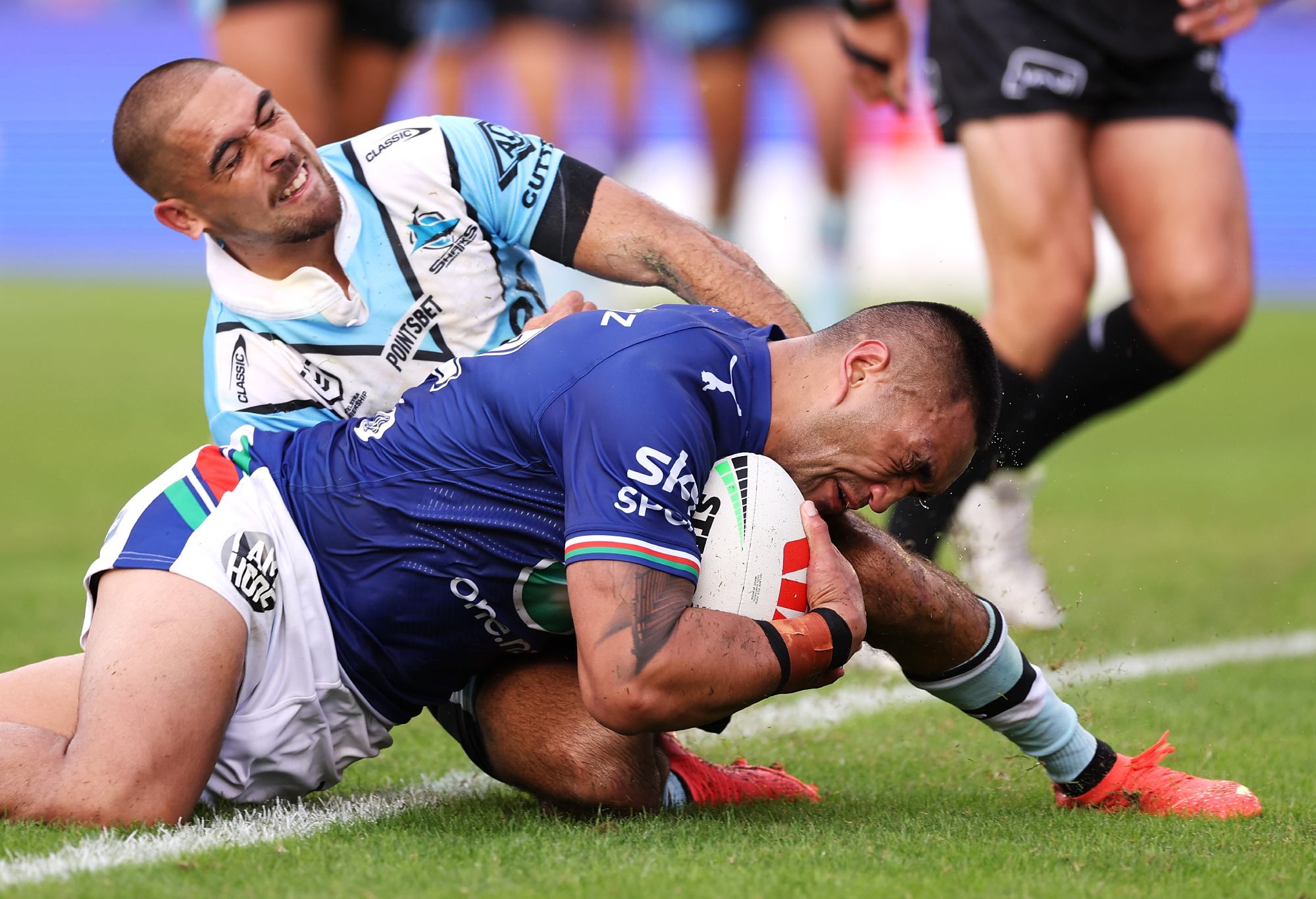 SYDNEY, AUSTRALIA - APRIL 02: Marata Niukore of the Warriors scores a try as he is tackled by William Kennedy of the Sharks during the round five NRL match between Cronulla Sharks and New Zealand Warriors at PointsBet Stadium on April 02, 2023 in Sydney, Australia. (Photo by Mark Kolbe/Getty Images)