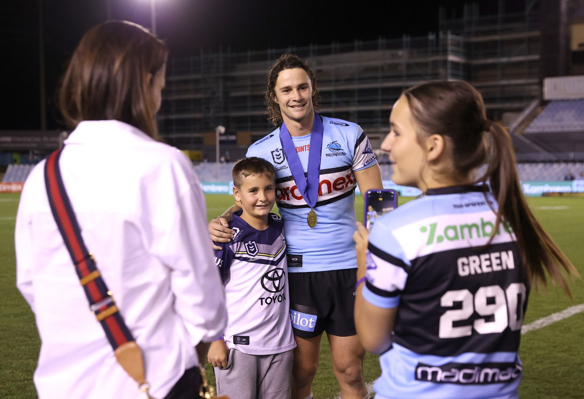 SYDNEY, AUSTRALIA - APRIL 27:  Nicholas Hynes of the Sharks poses with the children of Paul Green, Jed and Emerson after receiving the Paul Green Medal following the round nine NRL match between Cronulla Sharks and North Queensland Cowboys at PointsBet Stadium on April 27, 2023 in Sydney, Australia. (Photo by Cameron Spencer/Getty Images)