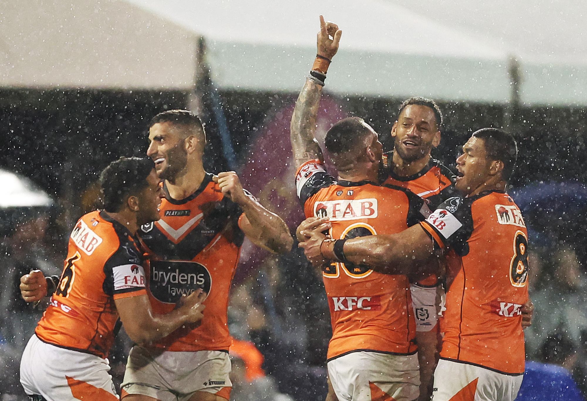 BATHURST, AUSTRALIA - APRIL 29: Wests Tigers players celebrate victory on the final whistle during the round nine NRL match between Penrith Panthers and Wests Tigers at Carrington Park on April 29, 2023 in Bathurst, Australia. (Photo by Mark Metcalfe/Getty Images)