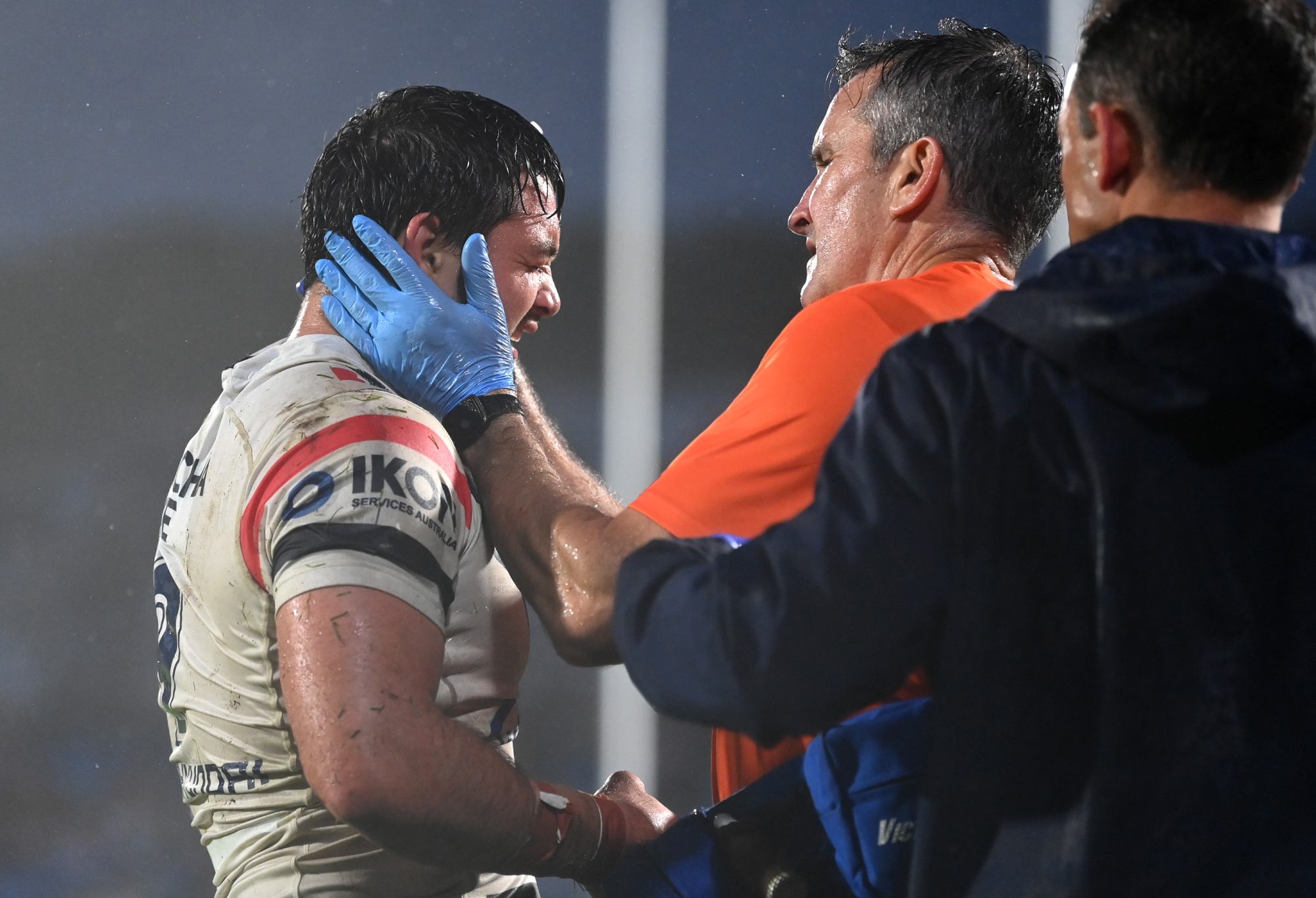 AUCKLAND, NEW ZEALAND - APRIL 30: Brandon Smith of the Roosters is taken off for concussion during the round nine NRL match between New Zealand Warriors and Sydney Roosters at Mt Smart Stadium on April 30, 2023 in Auckland, New Zealand. (Photo by Hannah Peters/Getty Images)
