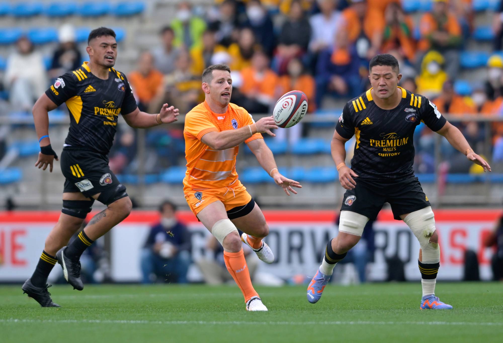 Bernard Foley of Kubota Spears passes the ball during the Rugby League One playoff semi final between Kubota Spears Funabashi Tokyo Bay and Tokyo Suntory Sungoliath at Prince Chichibu Memorial Ground on May 14, 2023 in Tokyo, Japan. (Photo by Koki Nagahama/Getty Images)
