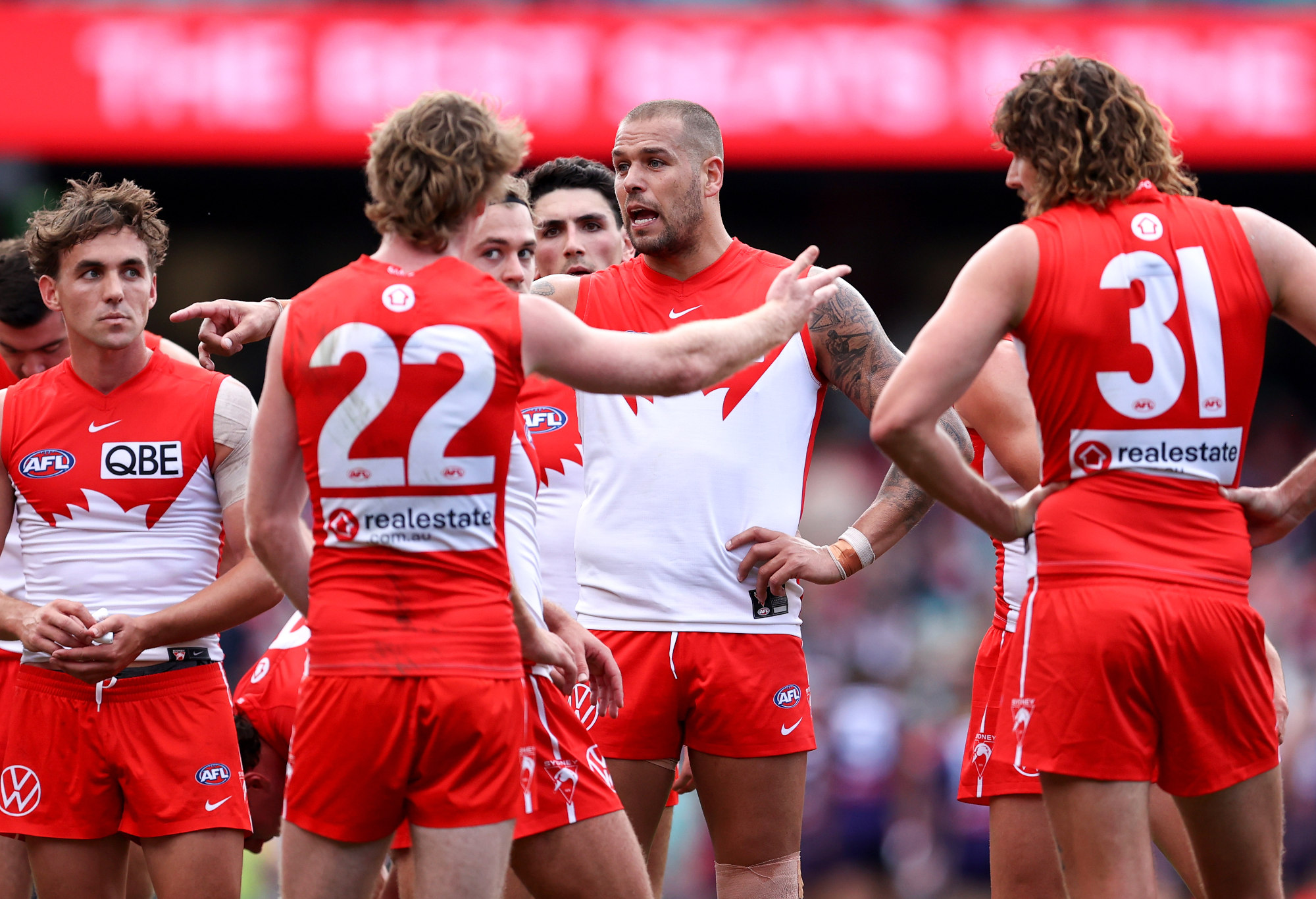 Lance Franklin of the Swans speaks to his teammates.