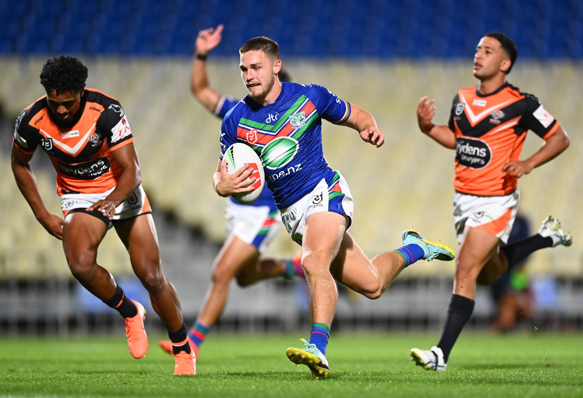 AUCKLAND, NEW ZEALAND - FEBRUARY 09: Luke Metcalf of the Warriors makes a break of the Tigers score a try during the NRL trial match between New Zealand Warriors and Wests Tigers at Mt Smart Stadium on February 09, 2023 in Auckland, New Zealand. (Photo by Hannah Peters/Getty Images)