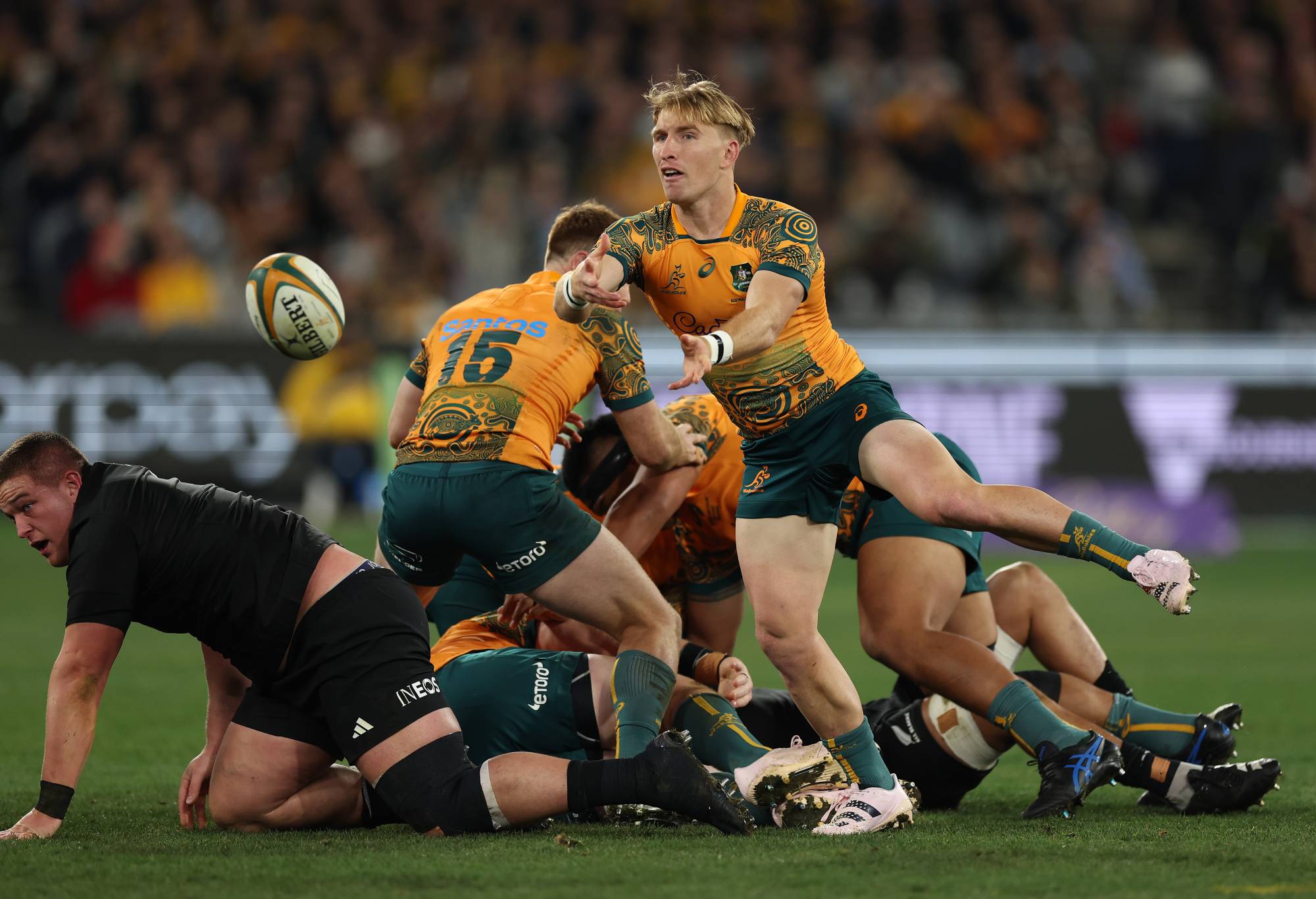 Tate McDermott of the Wallabies passes during the The Rugby Championship & Bledisloe Cup match between the Australia Wallabies and the New Zealand All Blacks at Melbourne Cricket Ground on July 29, 2023 in Melbourne, Australia. (Photo by Cameron Spencer/Getty Images)