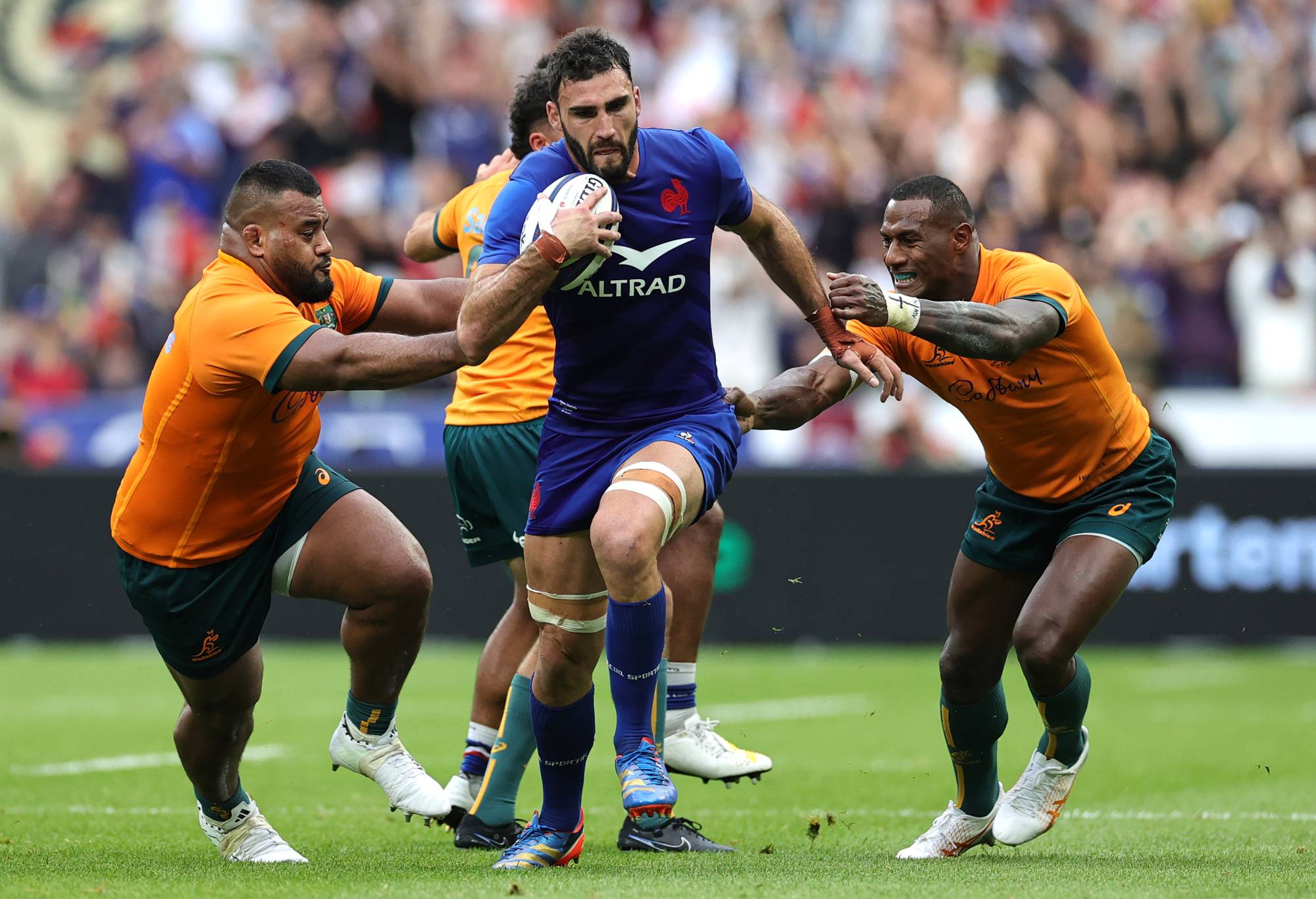 Charlies Ollivon of France goes between Suliasi Vunivalu (R) and Taniela Tupou during the 2023 Summer International match between France and Australia at Stade de France on August 27, 2023 in Paris, France. (Photo by David Rogers/Getty Images)