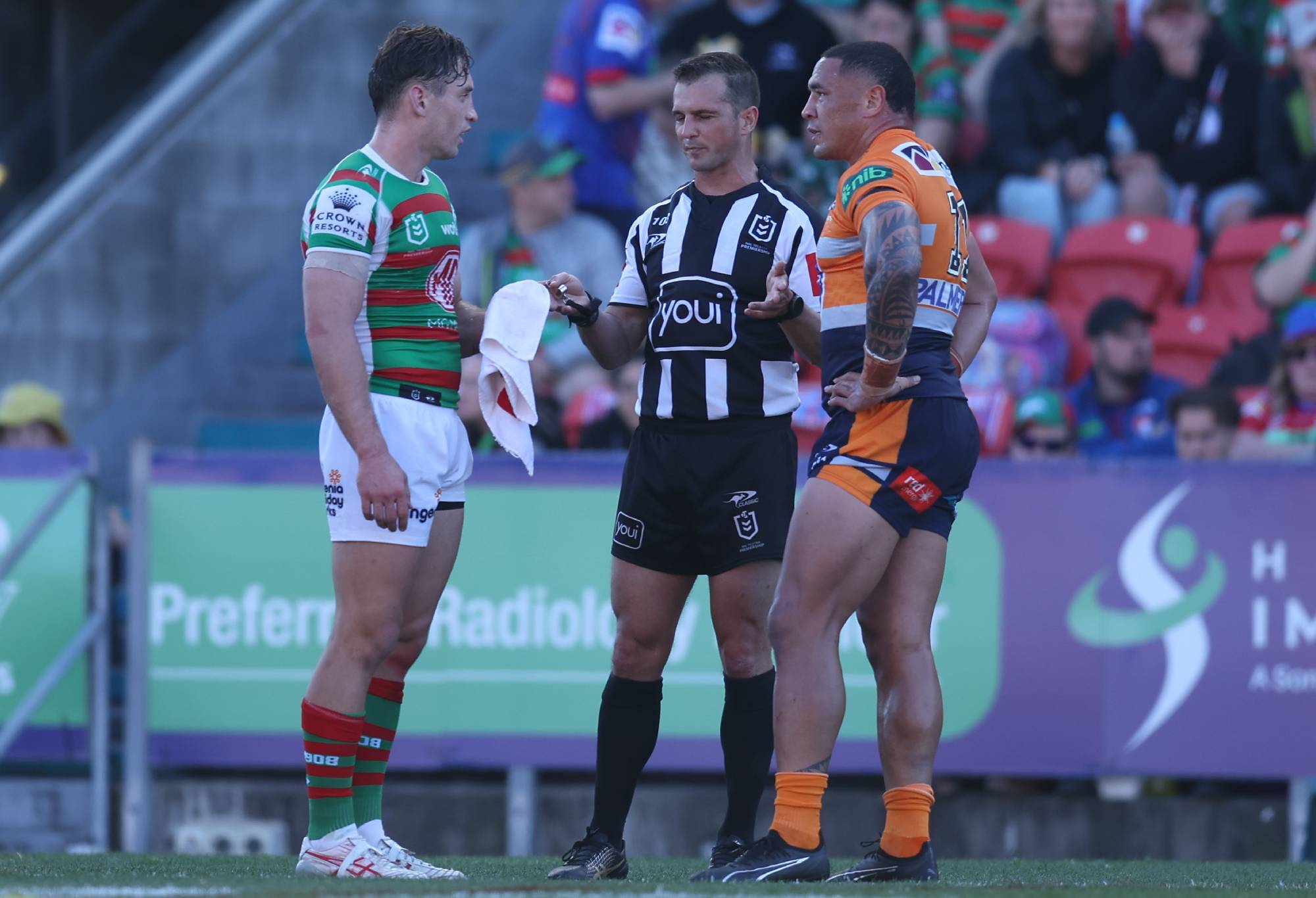 NEWCASTLE, AUSTRALIA - AUGUST 20: Referee Grant Atkins talks to Tyson Frizell of the Knights and Cameron Murray of the Rabbitohs the round 25 NRL match between Newcastle Knights and South Sydney Rabbitohs at McDonald Jones Stadium on August 20, 2023 in Newcastle, Australia. (Photo by Scott Gardiner/Getty Images)