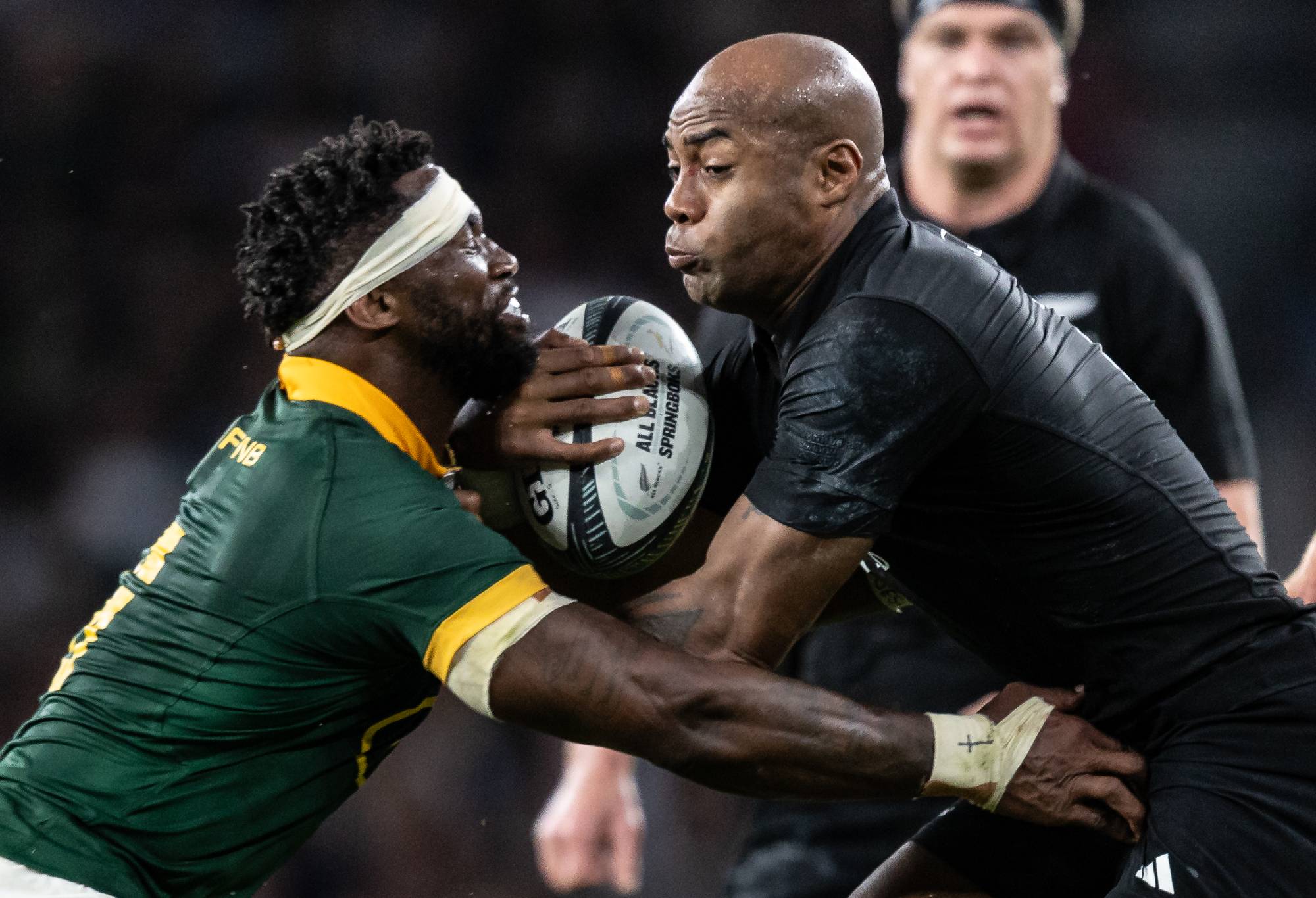 Siya Kolisi of South Africa competing with Mark Telea of New Zealand (right) during the Summer International match between New Zealand All Blacks v South Africa at Twickenham Stadium on August 25, 2023 in London, England. (Photo by Andrew Kearns - CameraSport via Getty Images)