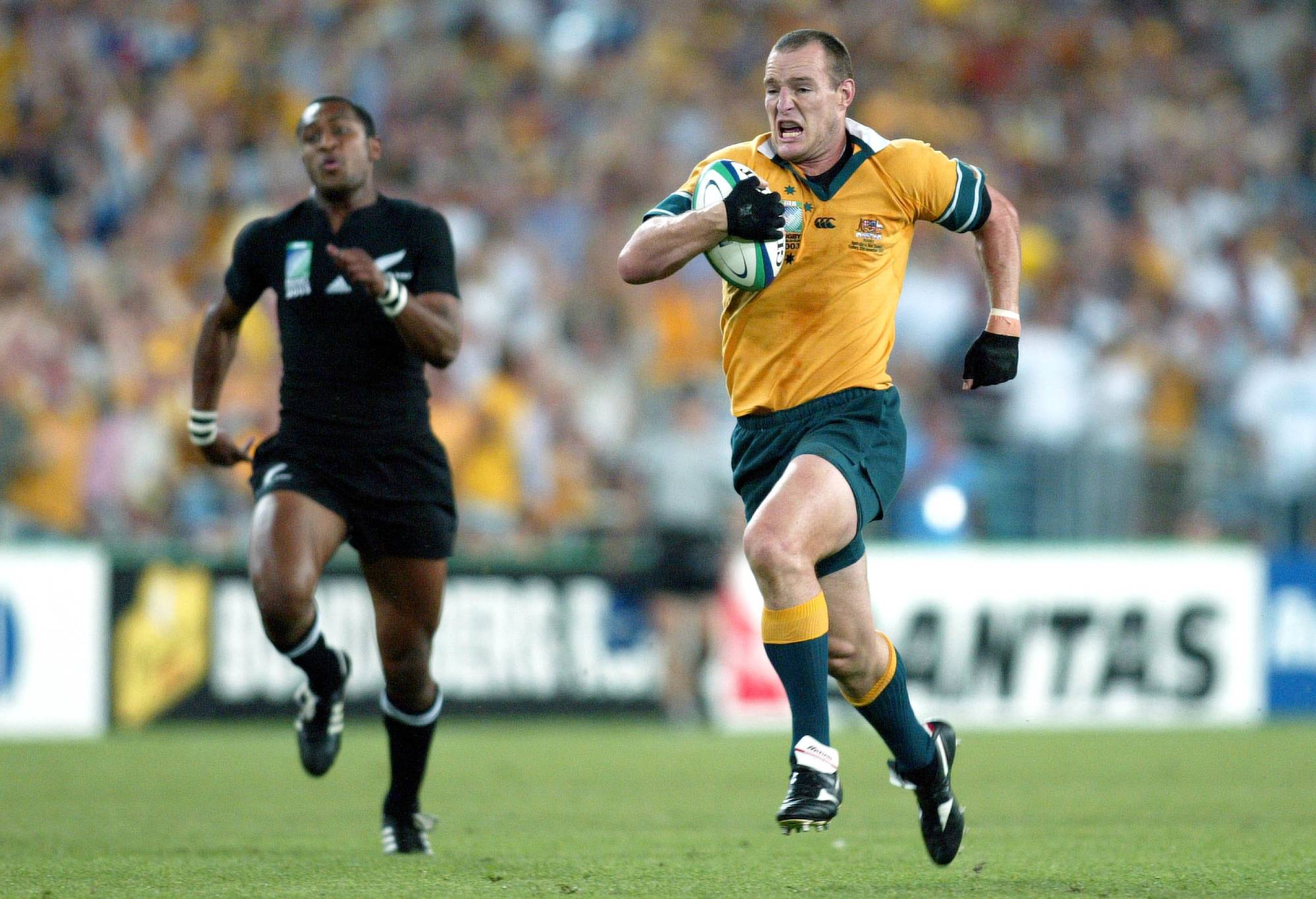 Stirling Mortlock runs to score Australia's first try. Rugby - Coupe du Monde 2003 - Semifinals: Australia v Nouvelle-Zélande. Stirling Mortlock (Australia) on the author and other contributors (Photo by Manuel Blondeau/Photo & Co./Corbis/VCG via Getty Images)