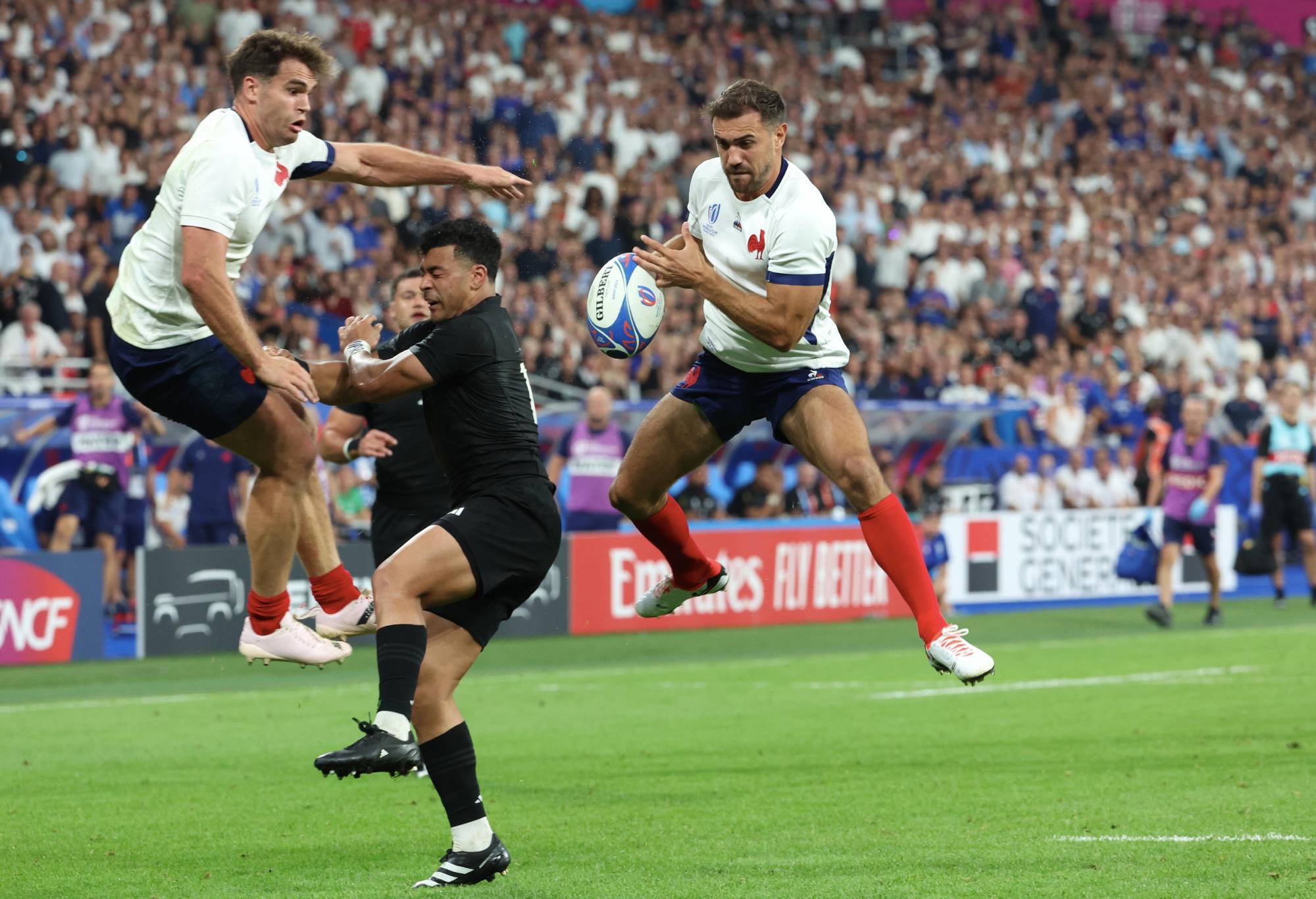 Melvyn Jaminet #23 of Team France scores his first try with Damian Penaud #14 during the Rugby World Cup France 2023 match between France and New Zealand at Stade de France on September 08, 2023 in Paris, France. (Photo by Xavier Laine/Getty Images)
