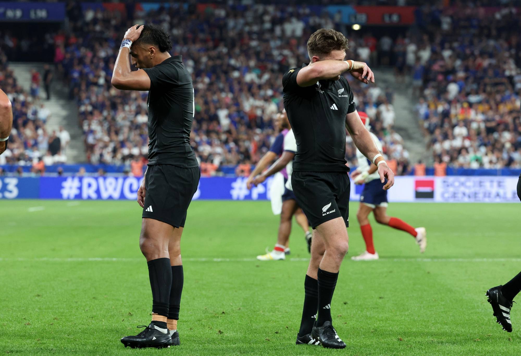 Players of Team New Zealand are disappointed after the defeat during the Rugby World Cup France 2023 match between France and New Zealand at Stade de France on September 08, 2023 in Paris, France. (Photo by Xavier Laine/Getty Images)