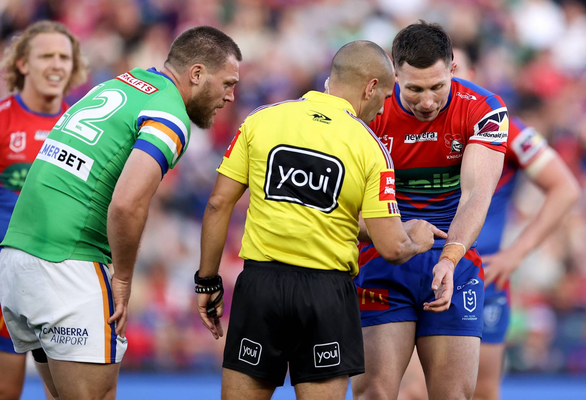 NEWCASTLE, AUSTRALIA - SEPTEMBER 10: Tyson Gamble of the Knights shows referee Ashley Klein his arm during the NRL Elimination Final match between Newcastle Knights and Canberra Raiders at McDonald Jones Stadium on September 10, 2023 in Newcastle, Australia. (Photo by Brendon Thorne/Getty Images)
