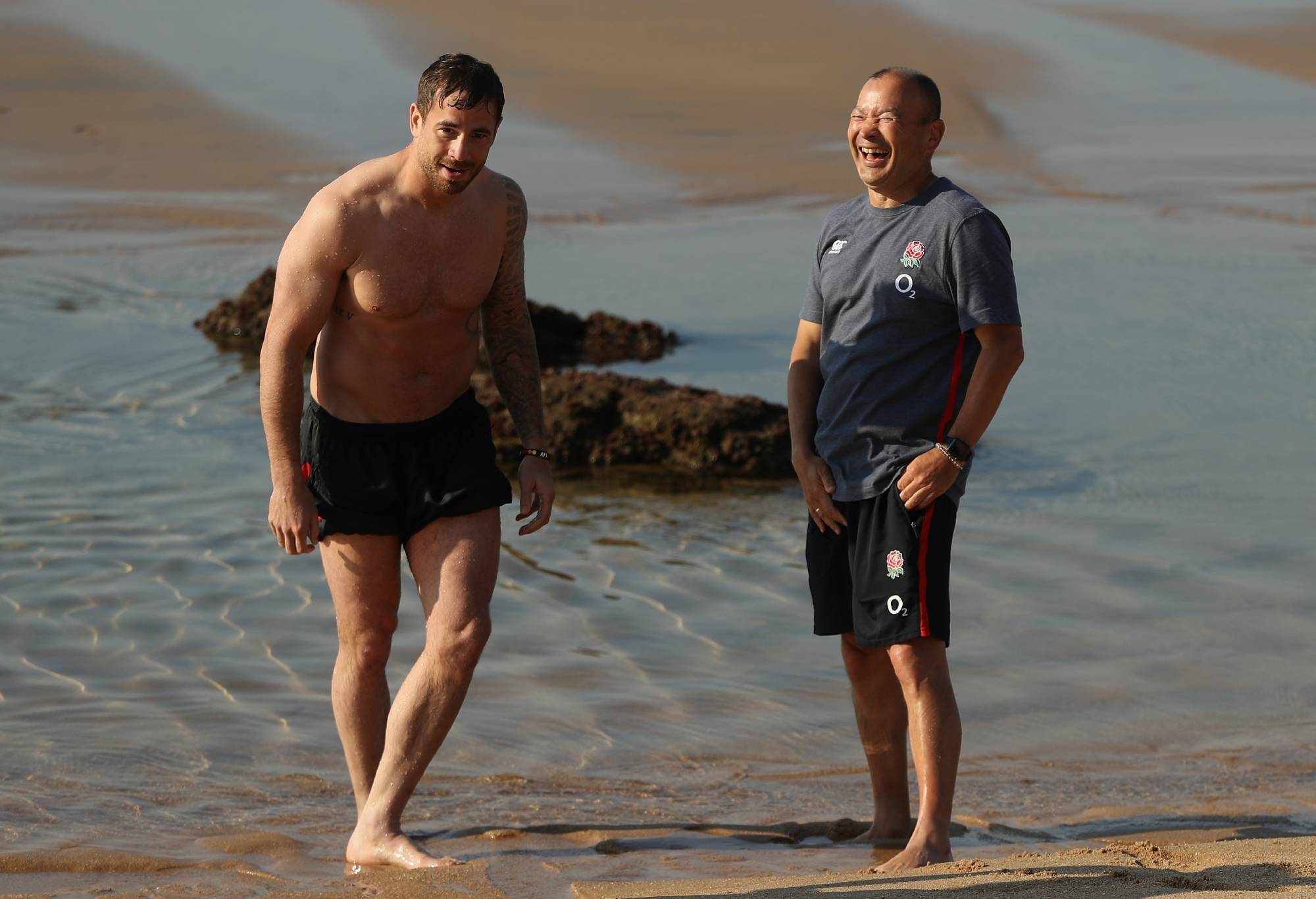 Eddie Jones (R) the England head coach laughs with Danny Cipriani during the England recovery session held on June 14, 2018 in Umhlanga Rocks, South Africa. (Photo by David Rogers/Getty Images)
