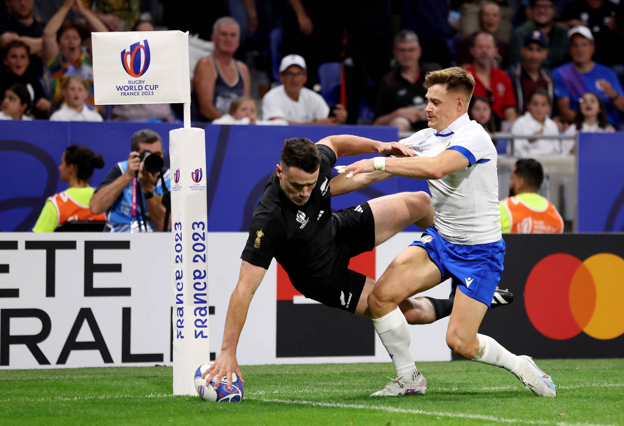 Will Jordan of New Zealand scores his team's first try during the Rugby World Cup France 2023 match between New Zealand and Italy at Parc Olympique on September 29, 2023 in Lyon, France. (Photo by Chris Hyde/Getty Images)
