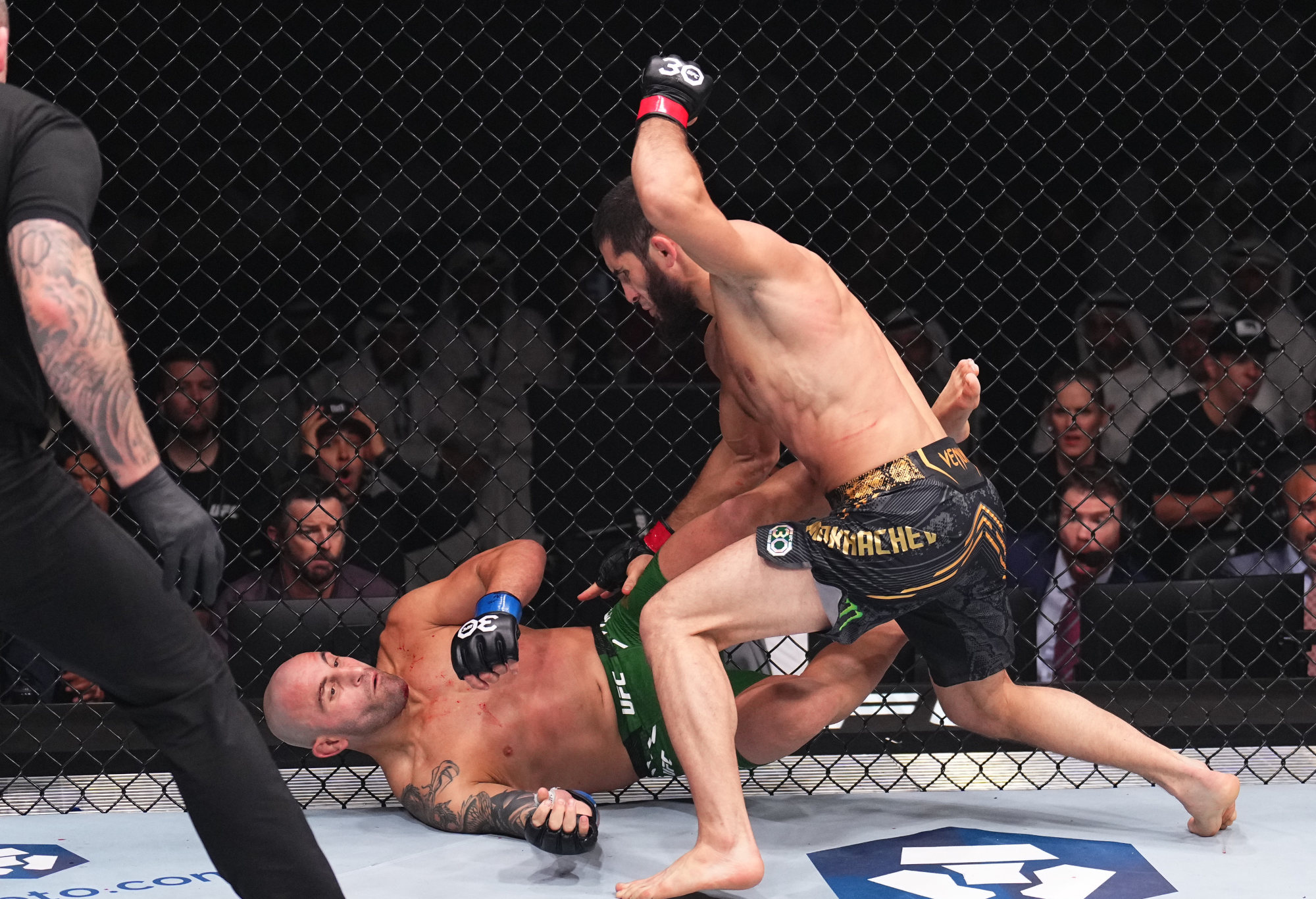 Islam Makhachev knocks out Alexander Volkanovski.