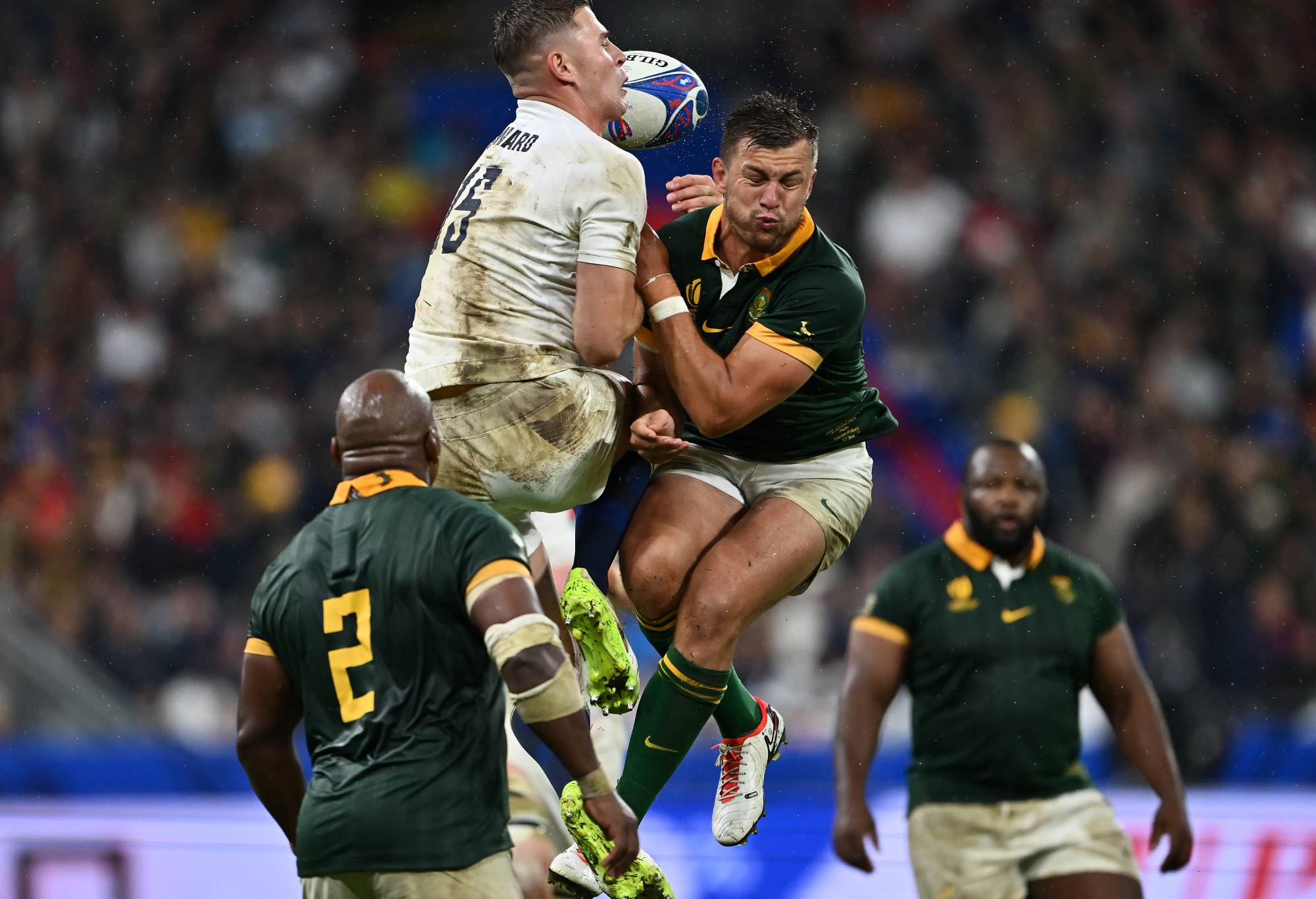 Freddie Steward of England challenges Handre Pollard of South Africa for a high ball during the Rugby World Cup France 2023 semi final match between England and South Africa at Stade de France on October 21, 2023 in Paris, France. (Photo by Dan Mullan/Getty Images)