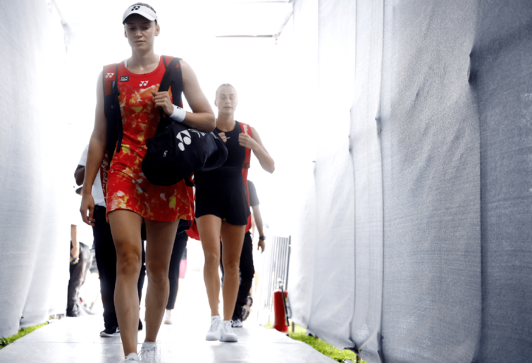 Elena Rybakina of Kazakhstan walks to the court before playing Aryna Sabalenka of Belarus during day 6 of the GNP Seguros WTA Finals Cancun 2023 part of the Hologic WTA Tour on November 03, 2023 in Cancun, Mexico. (Photo by Sarah Stier/Getty Images)