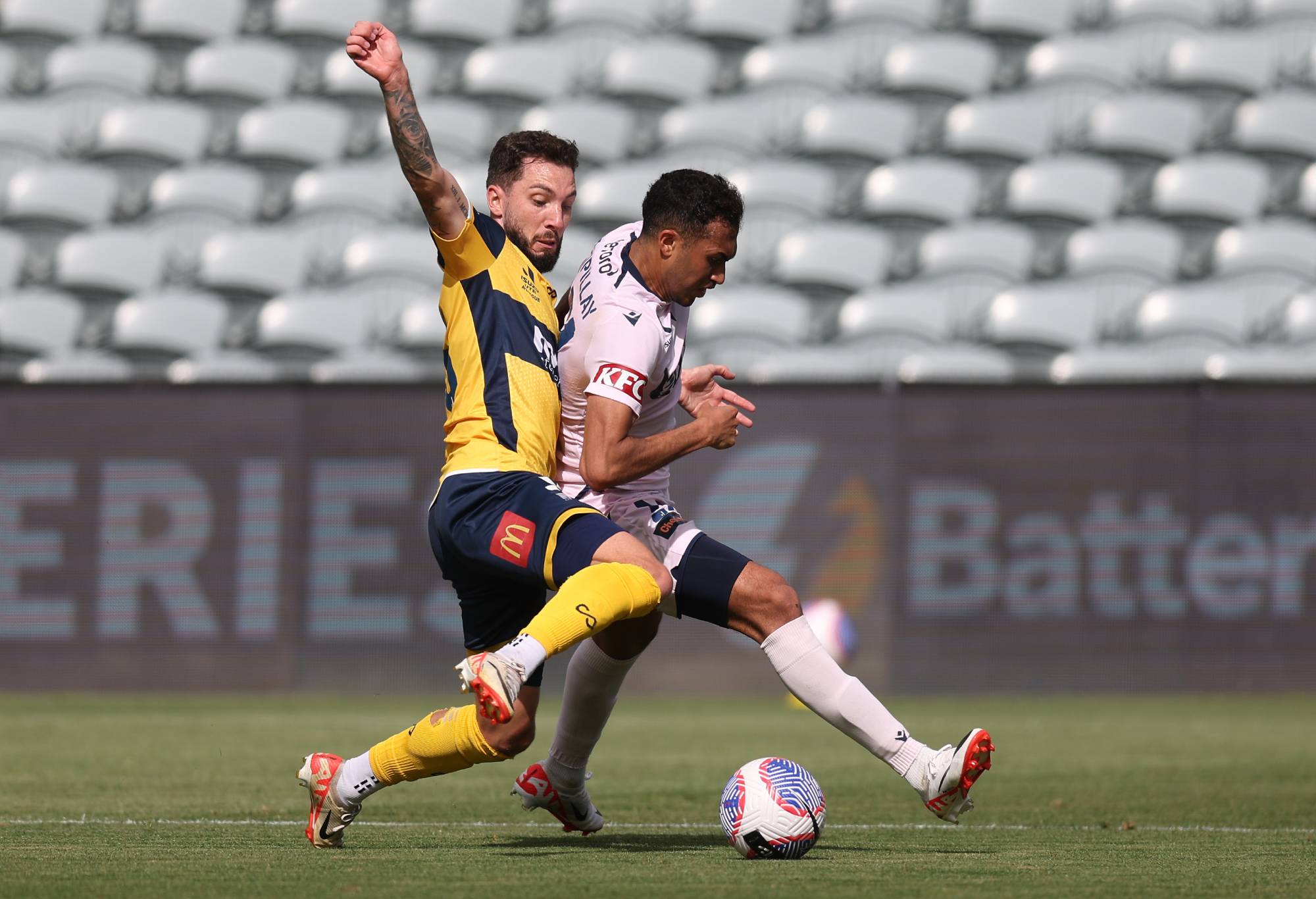 GOSFORD, AUSTRALIA - DECEMBER 03: Storm Roux of the Mariners competes for the ball with Nishan Velupillay of Melbourne Victory during the A-League Men round six match between Central Coast Mariners and Melbourne Victory at Industree Group Stadium, on December 03, 2023, in Gosford, Australia. (Photo by Scott Gardiner/Getty Images)