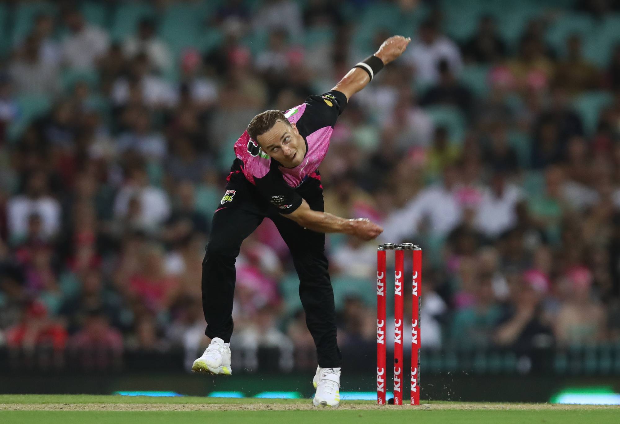 SYDNEY, AUSTRALIA - DECEMBER 08: Tom Curran of the Sixers bowls during the BBL match between Sydney Sixers and Melbourne Renegades at Sydney Cricket Ground on December 08, 2023 in Sydney, Australia. (Photo by Jason McCawley - CA/Cricket Australia via Getty Images)