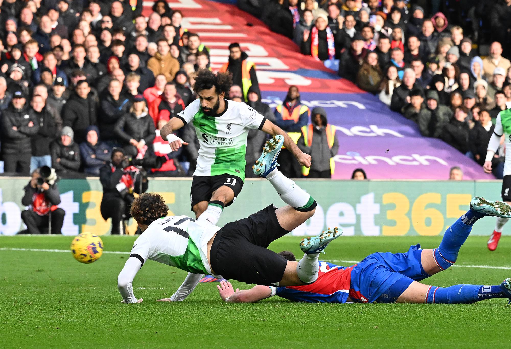 LONDON, ENGLAND - DECEMBER 09: (THE SUN OUT. THE SUN ON SUNDAY OUT) Mohamed Salah of Liverpool fires in the first Liverpool goal during the Premier League match between Crystal Palace and Liverpool FC at Selhurst Park on December 09, 2023 in London, England. (Photo by John Powell/Liverpool FC via Getty Images)