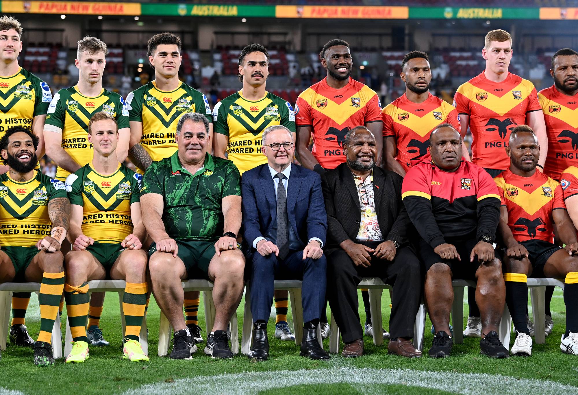  Australian Prime Minister Anthony Albanese and Papua New Guinean Prime Minister James Marape and Coach Mal Meninga of Australia pose for a photo with the players from both teams before the International match between Australian Men's PMs XIII and PNG Men's PMs XIII at Suncorp Stadium on September 25, 2022 in Brisbane, Australia. (Photo by Bradley Kanaris/Getty Images)
