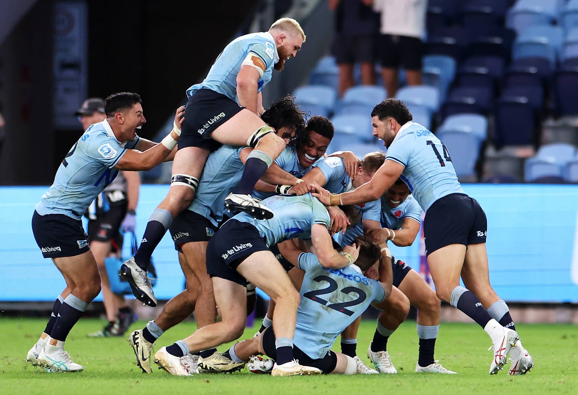 The Waratahs celebrate with Will Harrison of the Waratahs after he kicked the winning field goal in golden point during the round eight Super Rugby Pacific match between NSW Waratahs and Crusaders at Allianz Stadium, on April 12, 2024, in Sydney, Australia. (Photo by Mark Kolbe/Getty Images)