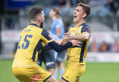 Mariners claim advantage in A-League semi-final tie after victory over nine-man Sydney FC